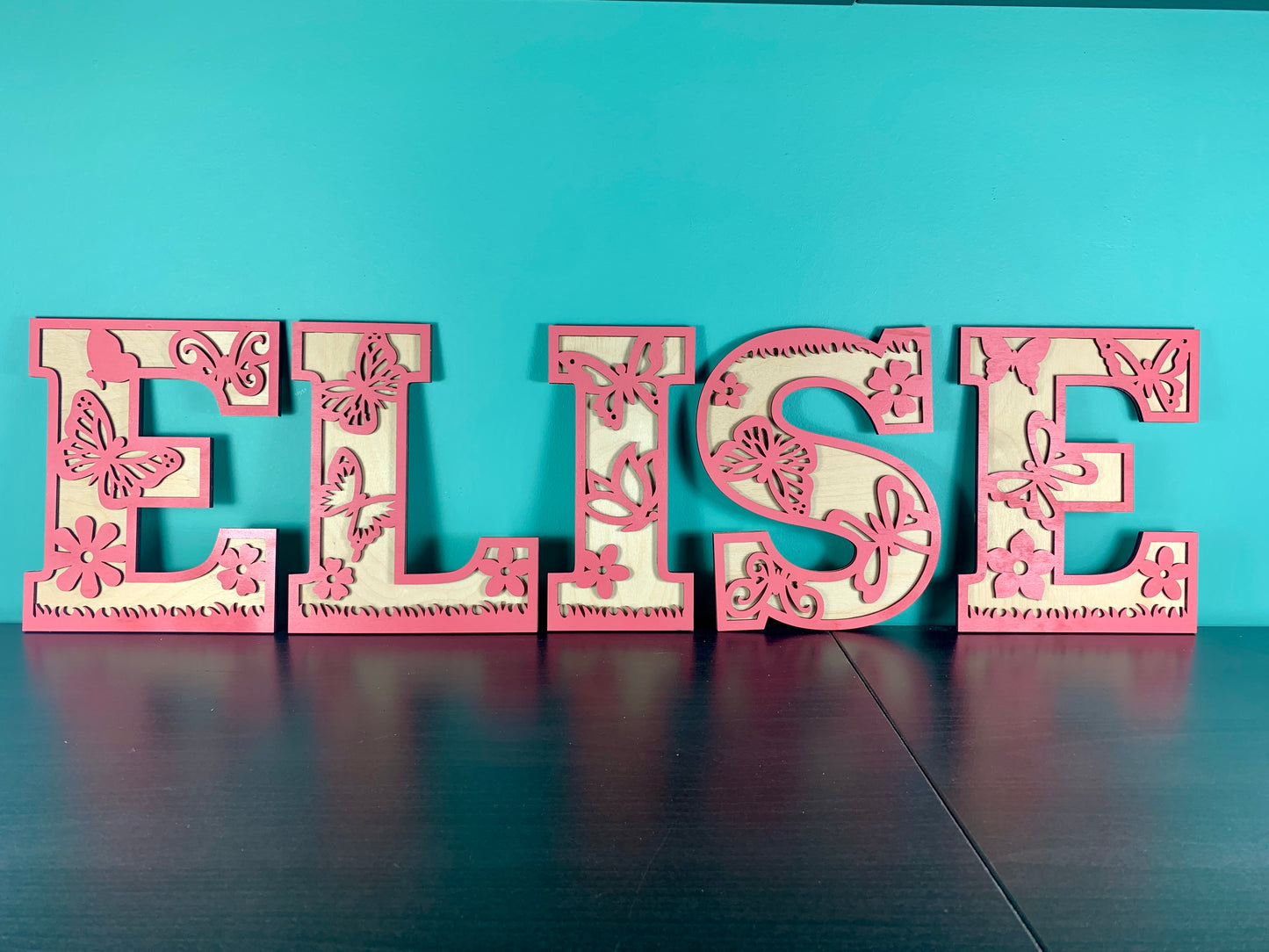 Lettre personnalisée en bois - Motif papillon