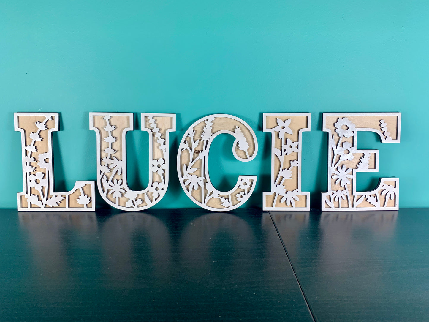 Lettre personnalisée en bois - Motif fleur